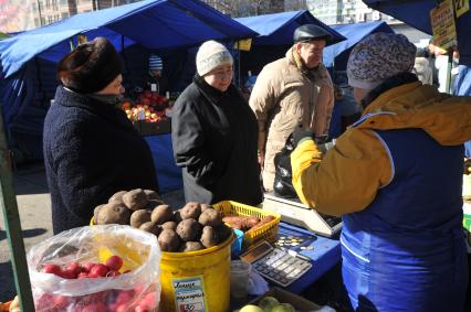 Рынок выходного дня на улице Маршала Тухачевского. На снимке: продажа овощей и фруктов.