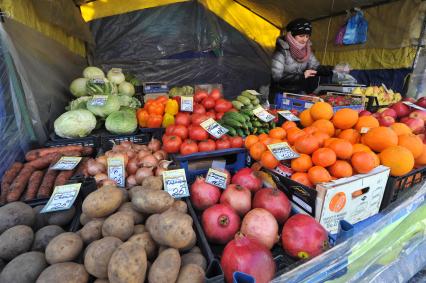 Рынок выходного дня на улице Маршала Тухачевского. На снимке: продажа овощей и фруктов.