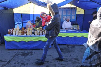 Рынок выходного дня на улице Маршала Тухачевского. На снимке: продажа меда.