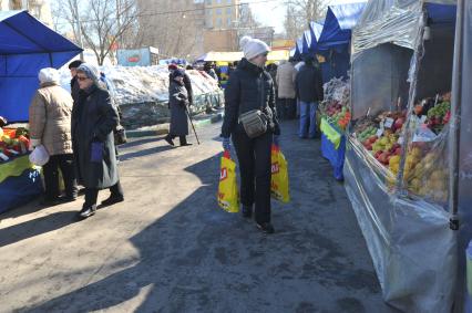 Рынок выходного дня на улице Маршала Тухачевского.