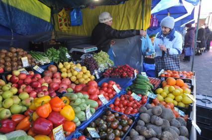 Рынок выходного дня на улице Маршала Тухачевского. На снимке: продажа овощей и фруктов.