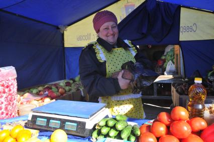 Рынок выходного дня на улице Маршала Тухачевского. На снимке: продажа овощей и фруктов.