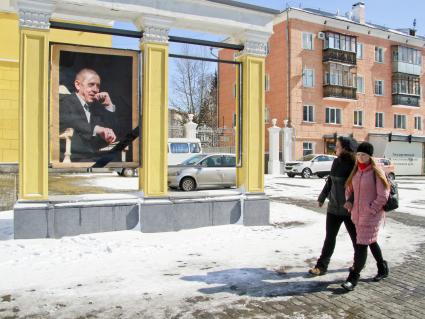 Траурный портрет актера и режиссера Валерия Золотухина на здании молодежного театра Алтая.