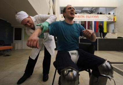 Международный турнир по историческому средневековому бою в Минске. На снимке: врач осматривает поврежденную руку одного из рыцарей.