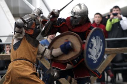 Международный турнир по историческому средневековому бою в Минске. На снимке: бой рыцарей на турнире.