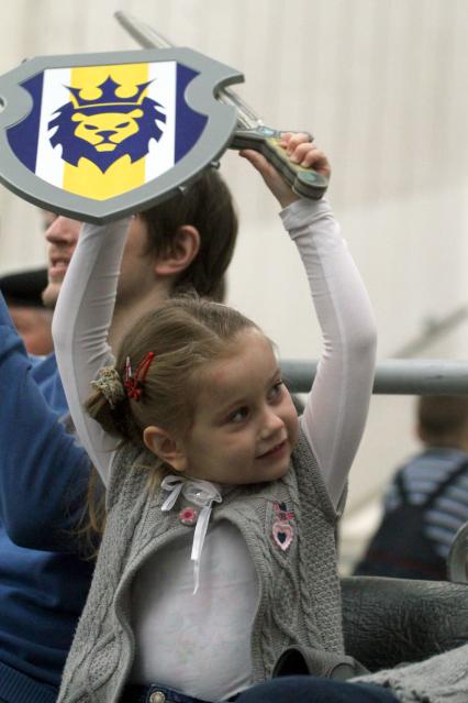Международный турнир по историческому средневековому бою в Минске. На снимке: девочка с игрушечным мечом и щитом.