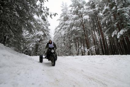 Зимний мотофестиваль `Завируха-2013`. На снимке: участник соревнований на трехколесном мотоцикле.