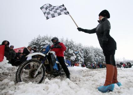 Зимний мотофестиваль `Завируха-2013`. На снимке: финиш участника соревнований.