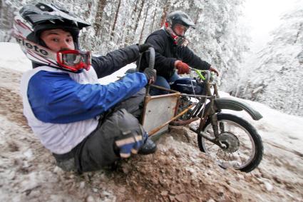 Зимний мотофестиваль `Завируха-2013`. На снимке: участники соревнований на мотоцикле с коляской.