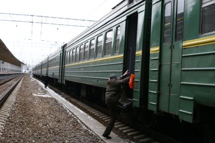 Киевский вокзал. На снимке: безбилетный пассажир электропоезда.