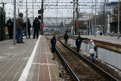 Киевский вокзал. На снимке: сотрудники охраны РЖД и безбилетные пассажиры на платформе и железнодорожных путях.