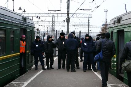 Киевский вокзал. На снимке: сотрудники охраны РЖД и безбилетные пассажиры на платформе вокзала.