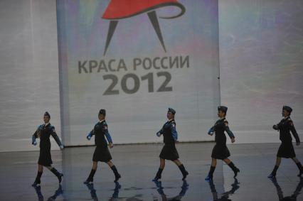 Театр Российской армии. Финал 18-го национального фестиваля красоты и талантов `Краса России-2012`. На снимке: выступление ансамбля песни и пляски Российской армии им. А.В.Александрова.