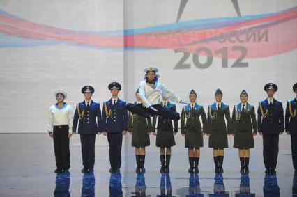 Театр Российской армии. Финал 18-го национального фестиваля красоты и талантов `Краса России-2012`. На снимке: выступление ансамбля песни и пляски Российской армии им. А.В.Александрова.