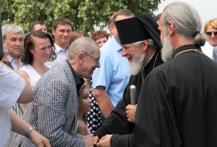 Актер и режиссер Валерий Золотухин открывает памятник Петру и Февронии в Самаре.