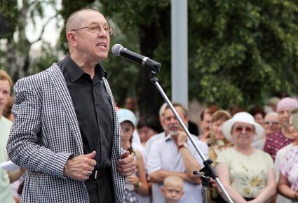 Актер и режиссер Валерий Золотухин открывает памятник Петру и Февронии в Самаре.