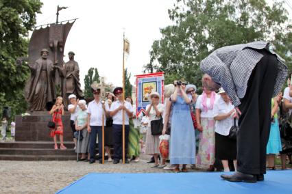 Актер и режиссер Валерий Золотухин открывает памятник Петру и Февронии в Самаре.