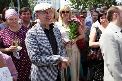 Актер и режиссер Валерий Золотухин открывает памятник Петру и Февронии в Самаре.