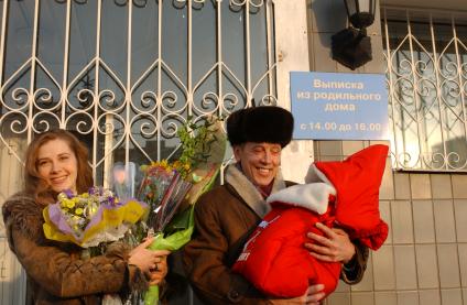 Актер Валерий Золотухин в Родильном доме № 11 встречает после родов свою гражданскую жену, актрису Ирину Линдт. 18 ноября у Золотухина и Линдт родился сын Иван. На снимке: Ирина Линдт и Валерий Золотухин с сыном Иваном.