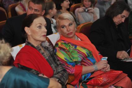Театр Российской армии. Финал 18-го национального фестиваля красоты и талантов `Краса России-2012`. На снимке: актриса Людмила Чурсина и директор конкурсов `Краса России` и`Мисс Москва` Татьяна Андреева (слева направо)