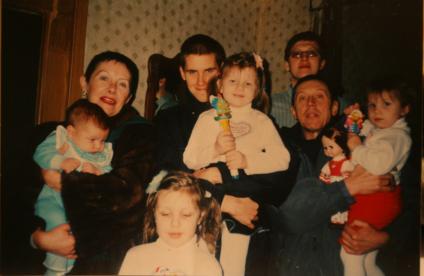 Пересъемка фотографий из семейного архива семьи Золотухиных. На снимке: актер Валерий Золотухин (справа)) с супругой Тамарой слева), сыновьями Денисом (справа во втором ряду) и Сергеем (в центре) и внуками.