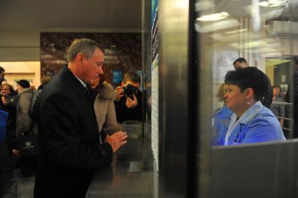 Сергей Собянин проверил новую систему продажи билетов в метро. На снимке:  начальник московского етрополитена Иван Беседин.