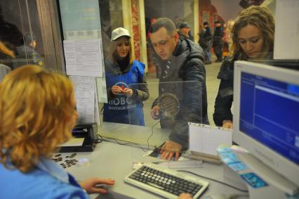 Кассы московского метрополитена. На снимке: молодой человек покупает проездной билет