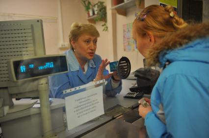 Кассы московского метрополитена. На снимке:  девушка покупает проездной билет.