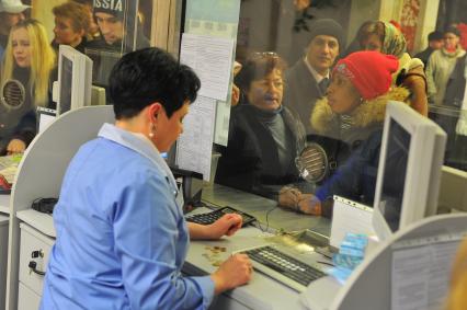 Кассы московского метрополитена. На снимке: женщина покупает проездной билет.