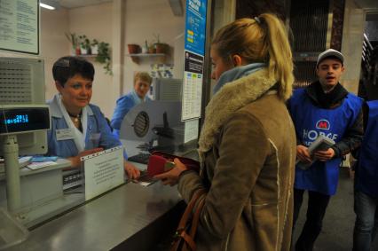 Кассы московского метрополитена. На снимке: женщина покупает проездной билет.