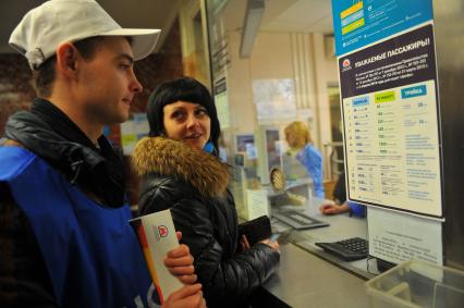 Кассы московского метрополитена. На снимке: женщина покупает проездной билет.