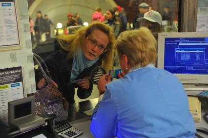 Кассы московского метрополитена. На снимке: женщина покупает проездной билет.