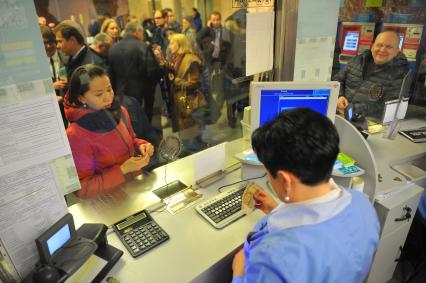 Кассы московского метрополитена. На снимке: женщина покупает проездной билет.