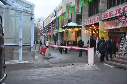 Сокольники. Шлагбаум рядом с торговым домом `Раздолье`.