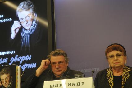 Пресс-центр (ММПЦ) агентства РИА Новости. Презентация книги А.Ширвинда `Проходные дворы биографии`. На снимке: актер Александр Ширвиндт с супругой Натальей.