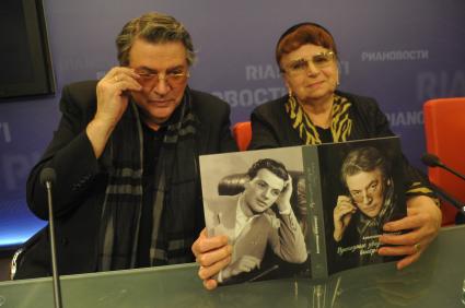 Пресс-центр (ММПЦ) агентства РИА Новости. Презентация книги А.Ширвинда `Проходные дворы биографии`. На снимке: актер Александр Ширвиндт с супругой Натальей.