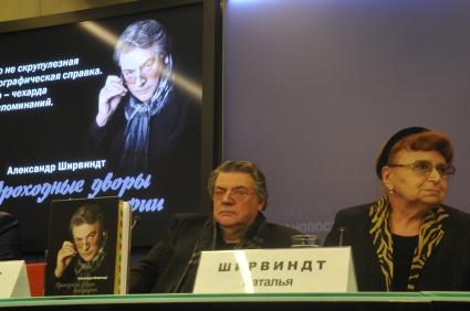 Пресс-центр (ММПЦ) агентства РИА Новости. Презентация книги А.Ширвинда `Проходные дворы биографии`. На снимке: актер Александр Ширвиндт с супругой Натальей.