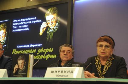 Пресс-центр (ММПЦ) агентства РИА Новости. Презентация книги А.Ширвинда `Проходные дворы биографии`. На снимке: актер Александр Ширвиндт с супругой Натальей.