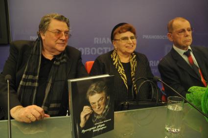 Пресс-центр (ММПЦ) агентства РИА Новости. Презентация книги А.Ширвинда `Проходные дворы биографии`. На снимке (слева направо): актер Александр Ширвиндт, его супруга Наталья и писатель-сатирик Аркадий Арканов.