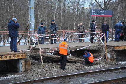 На железнодорожной станции в подмосковном Долгопрудном обрушилась плита платформы. На снимке: рабочие  и сотрудники правоохранительных органов на месте ЧП.