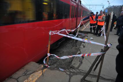 На железнодорожной станции в подмосковном Долгопрудном обрушилась плита платформы. На снимке: заградительная лента на месте ЧП.