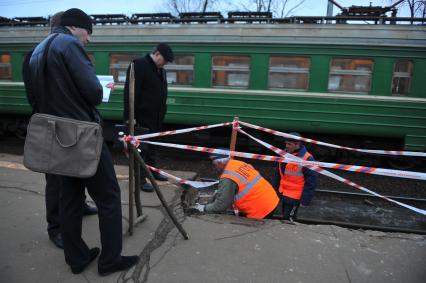 На железнодорожной станции в подмосковном Долгопрудном обрушилась плита платформы. На снимке: рабочие на месте ЧП.