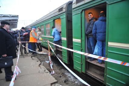 На железнодорожной станции в подмосковном Долгопрудном обрушилась плита платформы. На снимке: заградительная лента на месте ЧП.