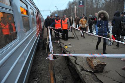 На железнодорожной станции в подмосковном Долгопрудном обрушилась плита платформы. На снимке: заградительная лента на месте ЧП.