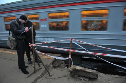 На железнодорожной станции в подмосковном Долгопрудном обрушилась плита платформы. На снимке: составление акта о происшествии на месте ЧП.