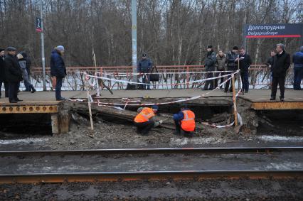 На железнодорожной станции в подмосковном Долгопрудном обрушилась плита платформы. На снимке: рабочие на месте ЧП.