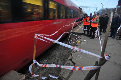 На железнодорожной станции в подмосковном Долгопрудном обрушилась плита платформы. На снимке: заградительная лента на месте ЧП.