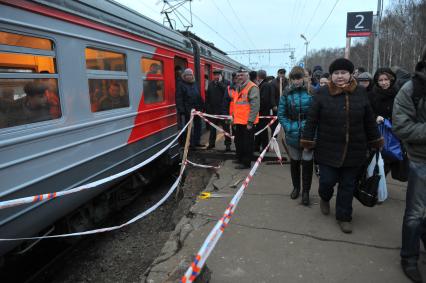 На железнодорожной станции в подмосковном Долгопрудном обрушилась плита платформы. На снимке: заградительная лента на месте ЧП.