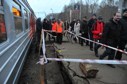 На железнодорожной станции в подмосковном Долгопрудном обрушилась плита платформы. На снимке: заградительная лента на месте ЧП.