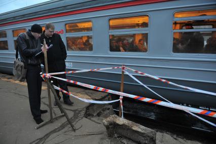 На железнодорожной станции в подмосковном Долгопрудном обрушилась плита платформы. На снимке: составление акта о происшествии на месте ЧП.